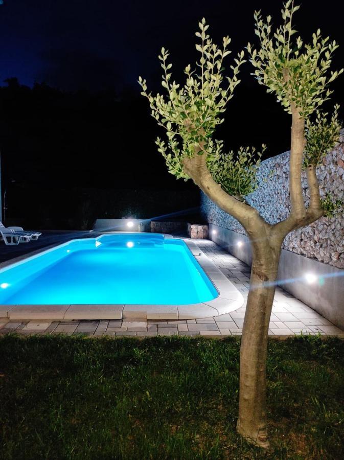 Village Holiday Apartman With Heated Pool Maslina Kostanje Zewnętrze zdjęcie