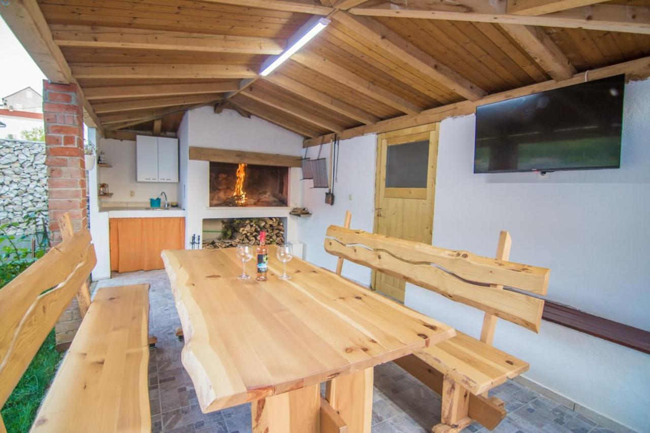 Village Holiday Apartman With Heated Pool Maslina Kostanje Zewnętrze zdjęcie