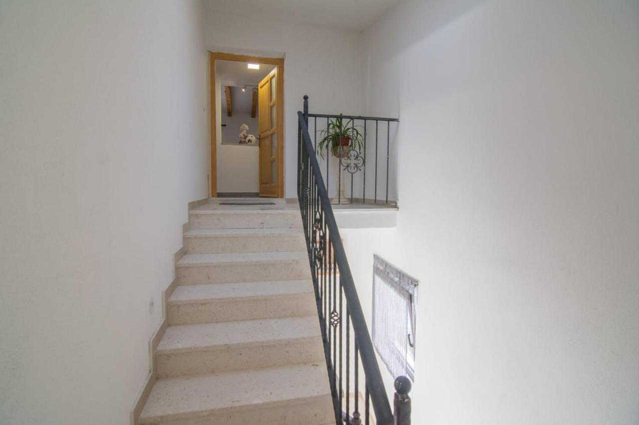 Village Holiday Apartman With Heated Pool Maslina Kostanje Zewnętrze zdjęcie