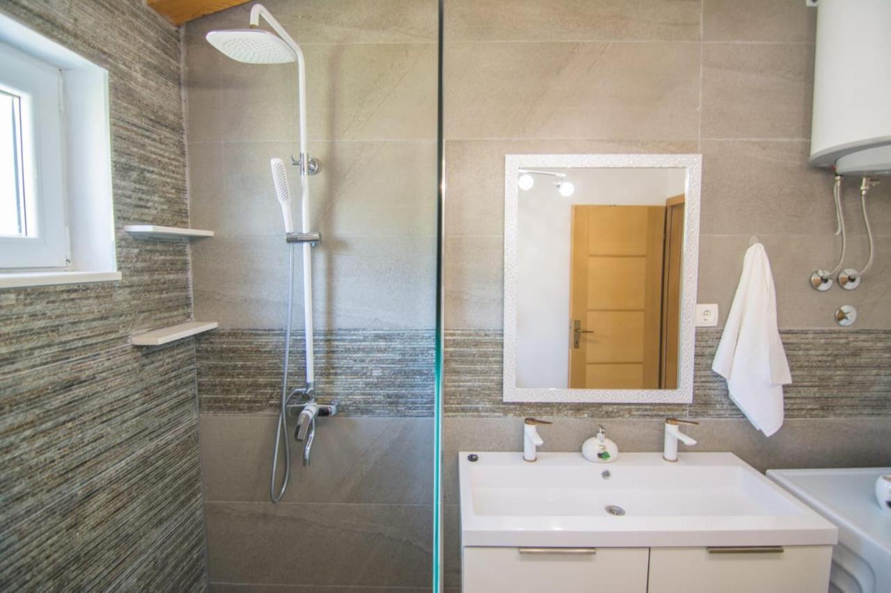 Village Holiday Apartman With Heated Pool Maslina Kostanje Zewnętrze zdjęcie