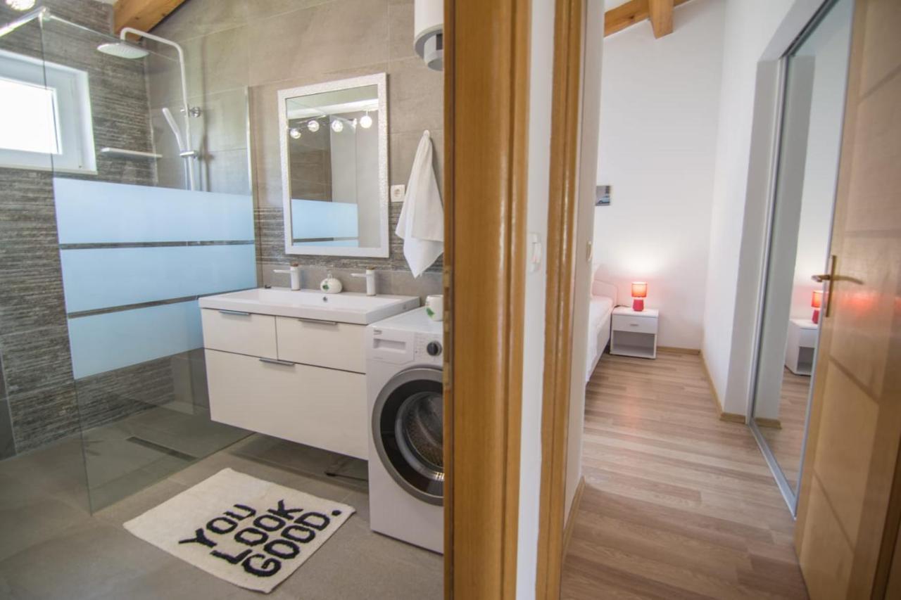 Village Holiday Apartman With Heated Pool Maslina Kostanje Zewnętrze zdjęcie