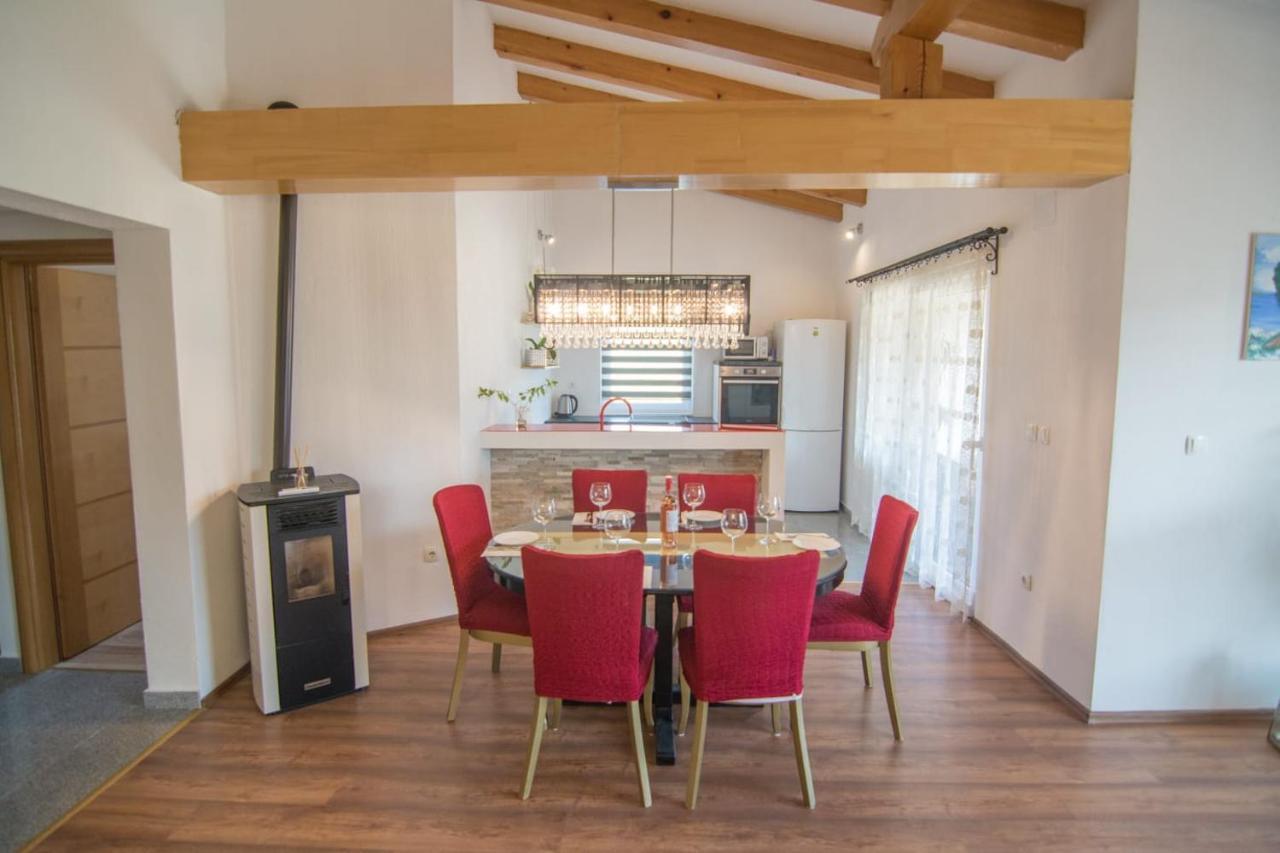 Village Holiday Apartman With Heated Pool Maslina Kostanje Zewnętrze zdjęcie
