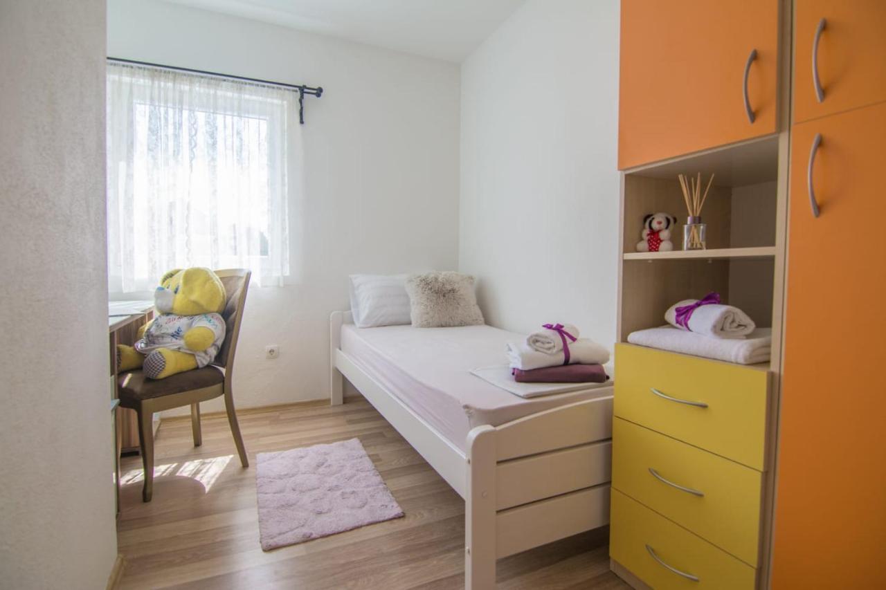 Village Holiday Apartman With Heated Pool Maslina Kostanje Zewnętrze zdjęcie