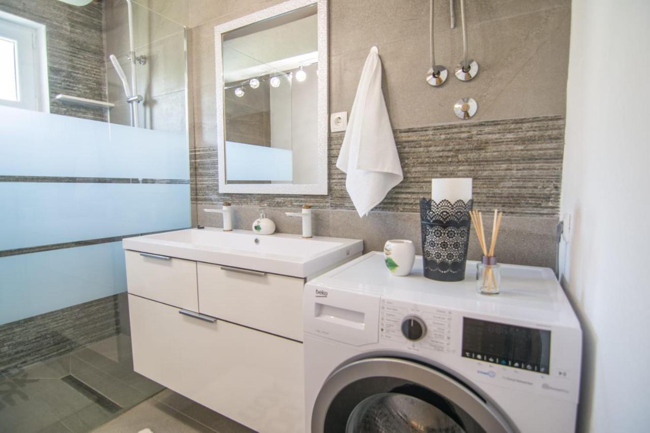 Village Holiday Apartman With Heated Pool Maslina Kostanje Zewnętrze zdjęcie
