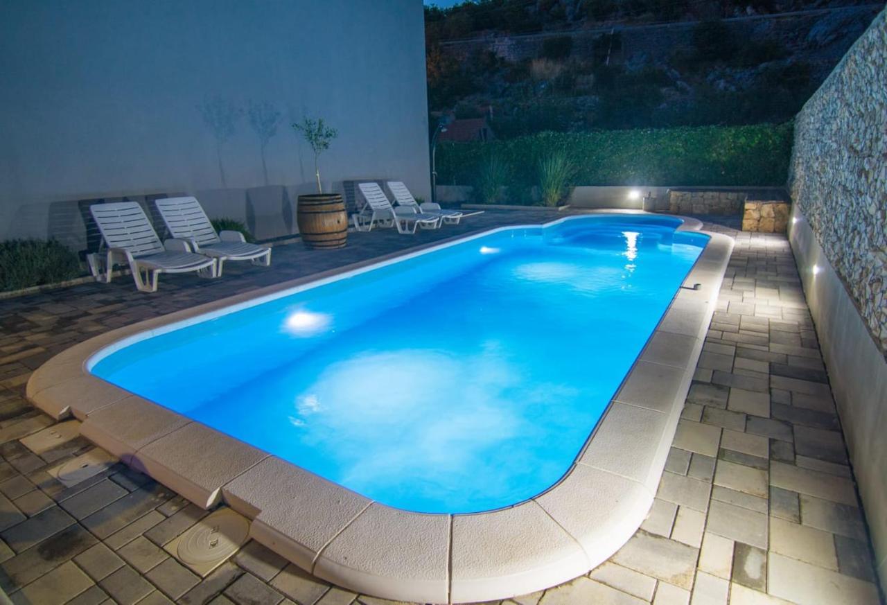 Village Holiday Apartman With Heated Pool Maslina Kostanje Zewnętrze zdjęcie