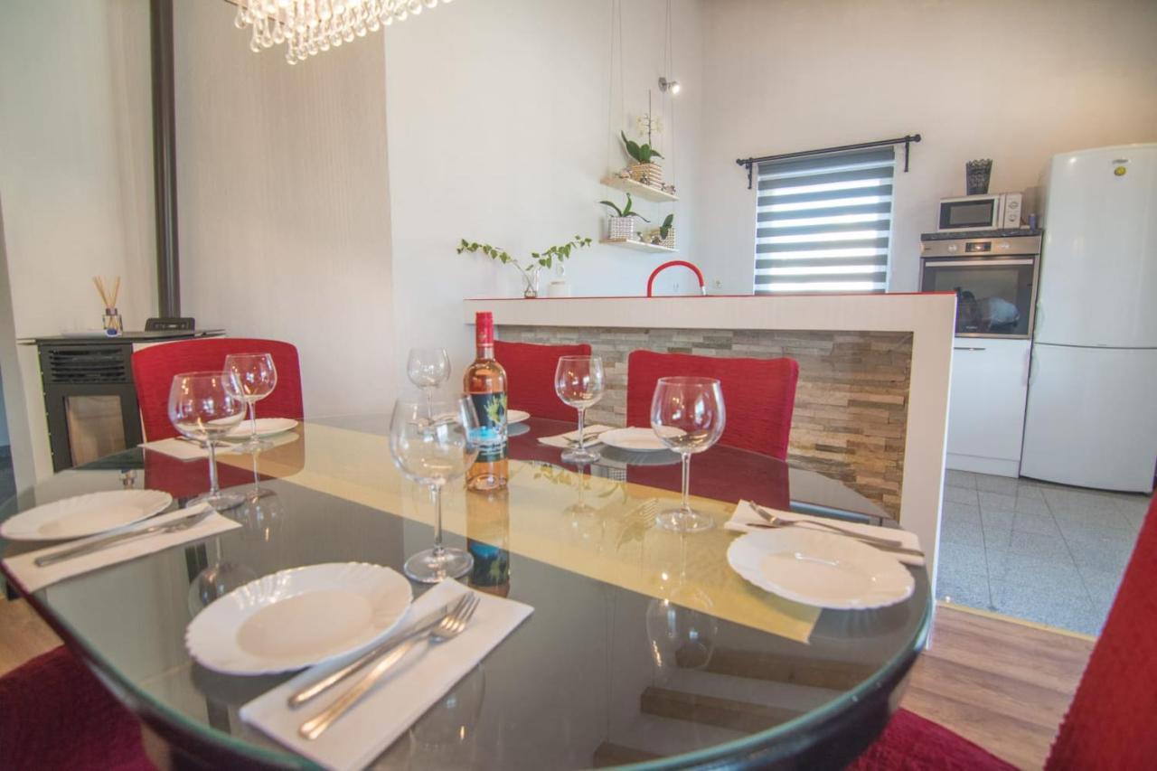 Village Holiday Apartman With Heated Pool Maslina Kostanje Zewnętrze zdjęcie